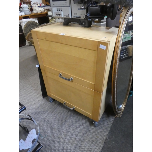 605 - An office filing / storage cabinet. Approx 70x90x38cm.