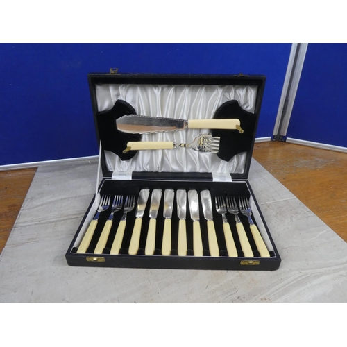 624 - A vintage cased cutlery set.