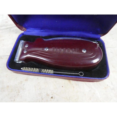 688 - A vintage cased Viceroy shaver.