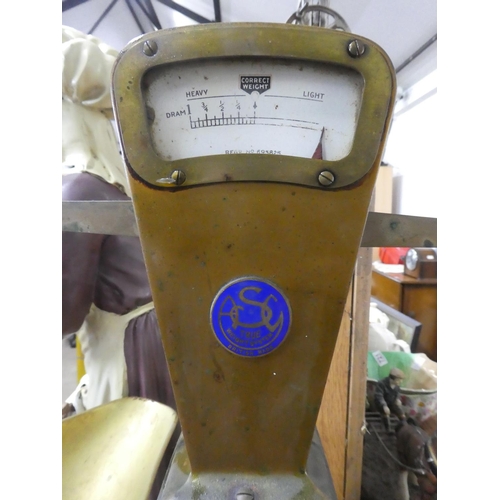 689 - A vintage Autobac True Weight System set of balance shop scales mount on a wooden base.  Approx 51x5... 