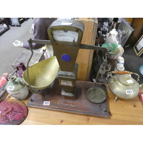 689 - A vintage Autobac True Weight System set of balance shop scales mount on a wooden base.  Approx 51x5... 