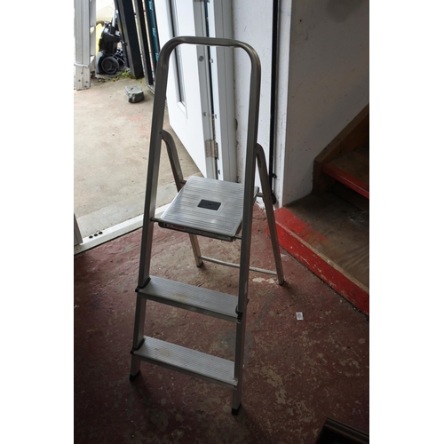 1194 - A small folding step ladder,