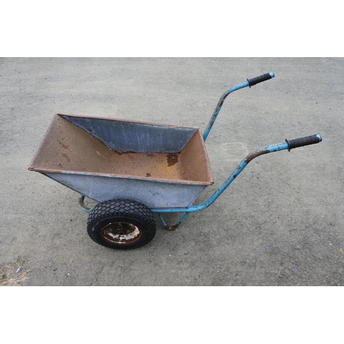 1216 - A small wheelbarrow.