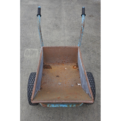 1216 - A small wheelbarrow.