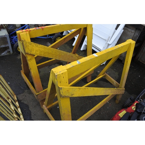 1233 - Two yellow trestles.