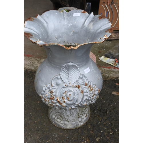 1239 - A stunning antique metal vase / urn / garden planter. (A/F).