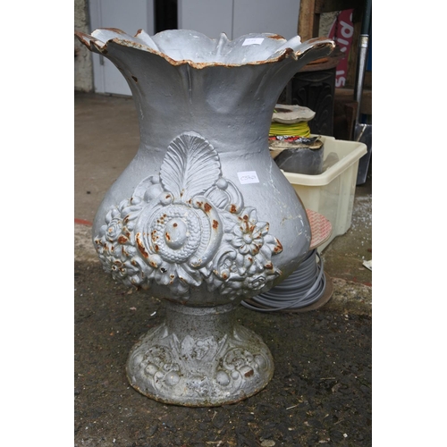 1239 - A stunning antique metal vase / urn / garden planter. (A/F).