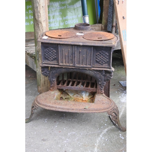 1240 - A stunning antique cast metal stove in the style of a Magic Franklin / Queen Anne / Queenie stove.