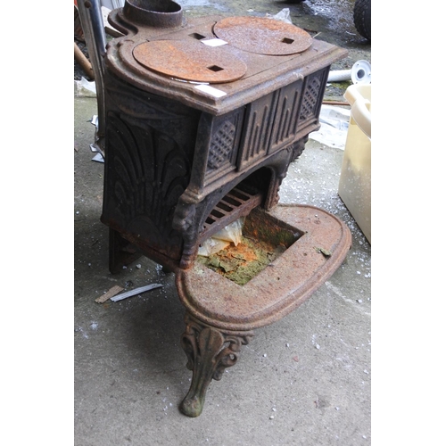 1240 - A stunning antique cast metal stove in the style of a Magic Franklin / Queen Anne / Queenie stove.