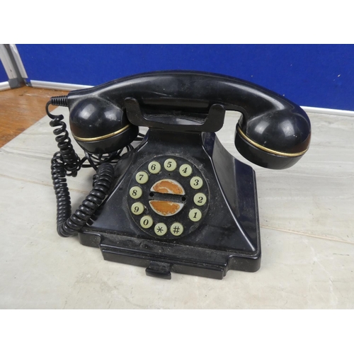 1102 - An antique style telephone.