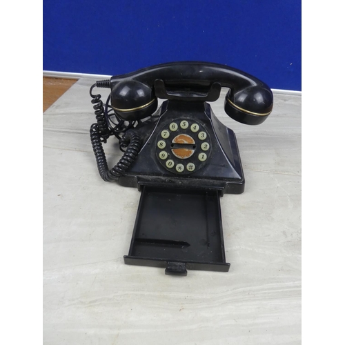 1102 - An antique style telephone.