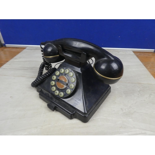 1102 - An antique style telephone.