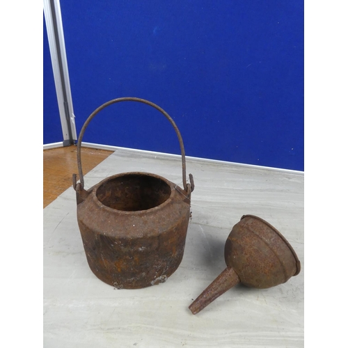 1114 - A small vintage cast iron milk pail