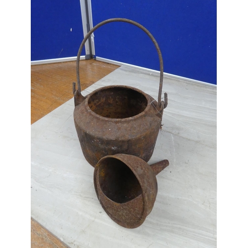 1114 - A small vintage cast iron milk pail