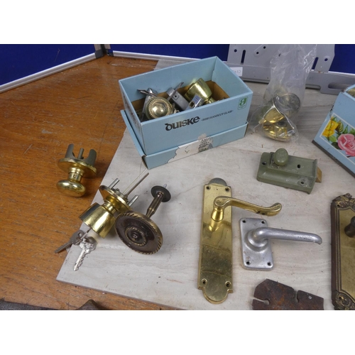 1139 - A television wall bracket, a lot of various vintage door handles and knobs, and a small carpenters s... 