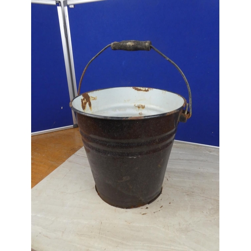 1152 - A vintage enamel bucket.