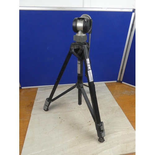 1158 - A Slik Observer photo/video tripod.