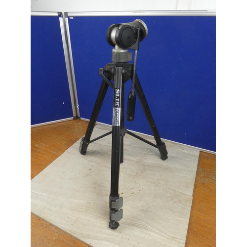 1158 - A Slik Observer photo/video tripod.