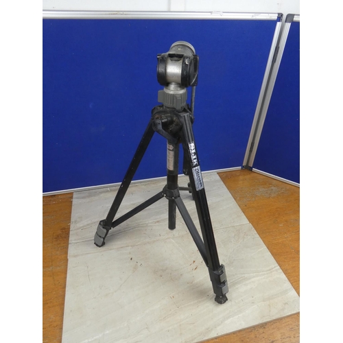 1158 - A Slik Observer photo/video tripod.