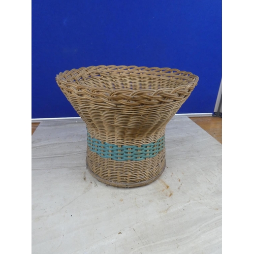 1175 - A vintage wicker basket.