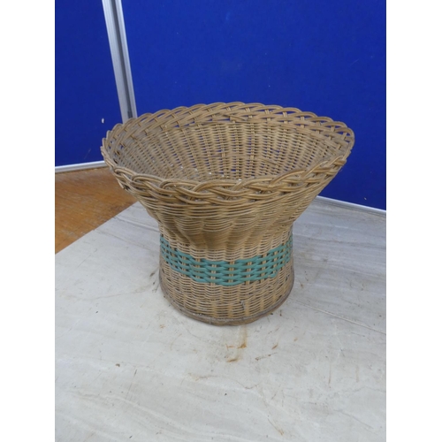 1175 - A vintage wicker basket.