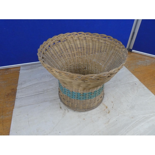 1175 - A vintage wicker basket.