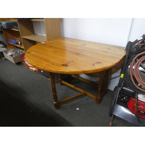 1184 - A pine drop leaf dining room table.  Approx 106x75x140cm.