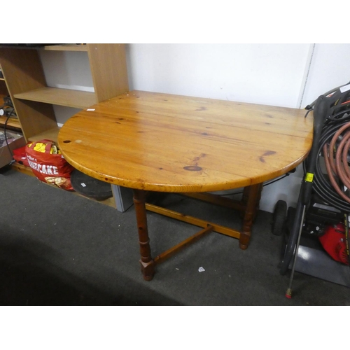 1184 - A pine drop leaf dining room table.  Approx 106x75x140cm.