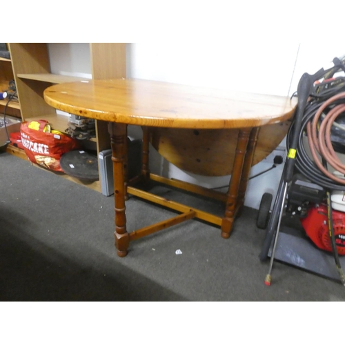 1184 - A pine drop leaf dining room table.  Approx 106x75x140cm.