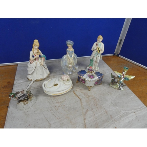 260 - An assortment of ceramics to include trinket dishes & more.