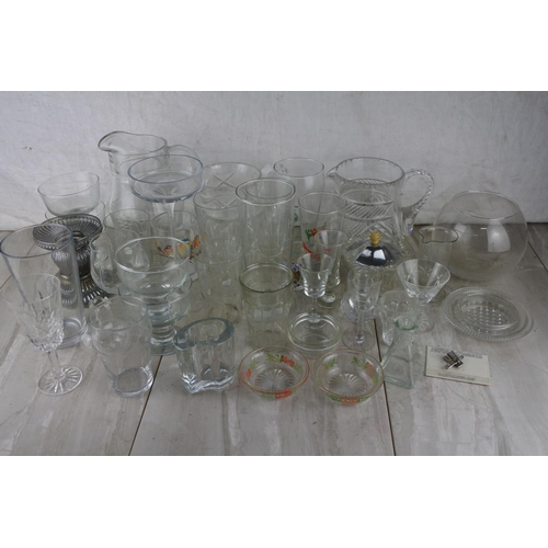 322 - A boxed lot of glassware.