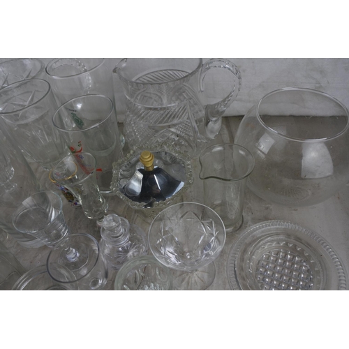 322 - A boxed lot of glassware.