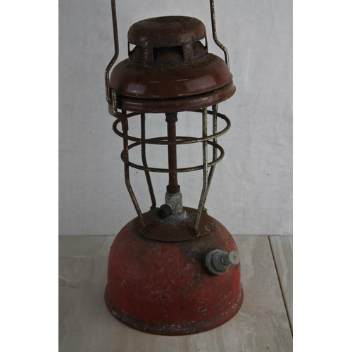 68 - A vintage Tilley lantern oil lamp. Approx 35cm.