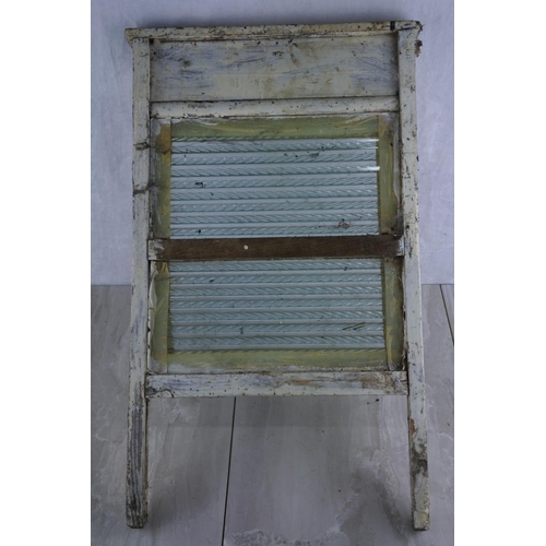 75 - An antique washboard. Approx 58x33cm.