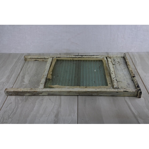 75 - An antique washboard. Approx 58x33cm.