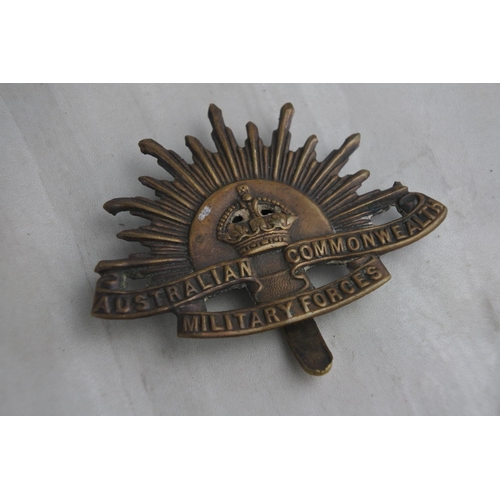 86 - An antique brass WW1 Australian Commonwealth Military Forces cap badge.