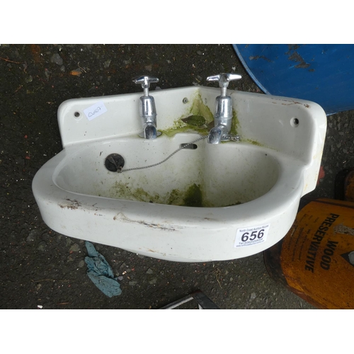 656 - A small vintage corner sink.