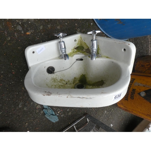 656 - A small vintage corner sink.