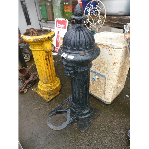 687 - A stunning cast iron pump/ fountain with lion mask head.  Approx 106cm.