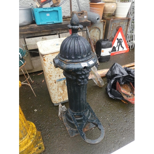 687 - A stunning cast iron pump/ fountain with lion mask head.  Approx 106cm.