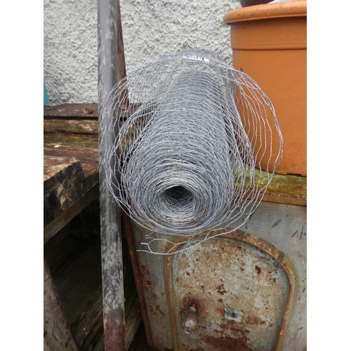 694 - A roll of chicken wire.