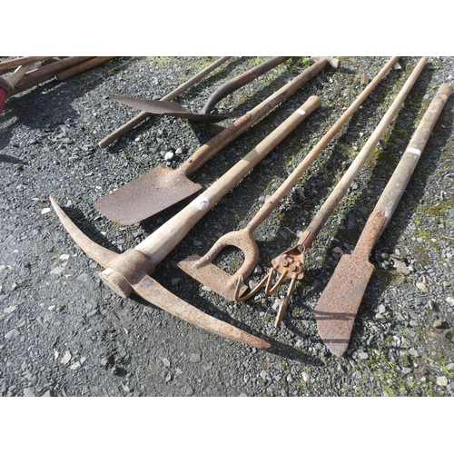 735 - A lot of garden tools, a large pickaxe and more.