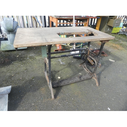 760 - A antique Singer sewing machine base and table.