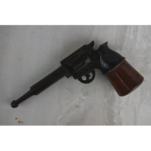 23 - A vintage novelty smokers pipe, modeled as a revolver/ pistol.