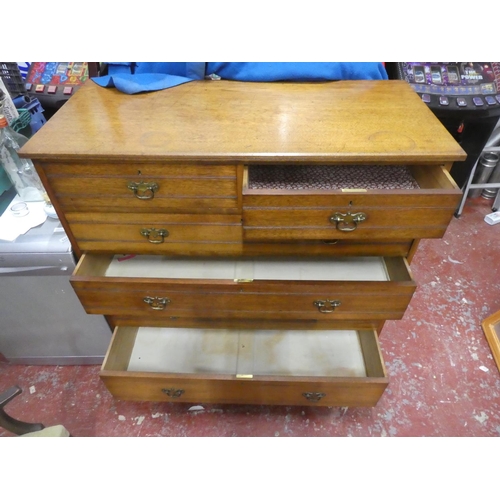 650 - A stunning antique chest of six drawers. Approx 122x122x54cm.