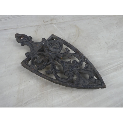 23 - A vintage cast iron trivet.