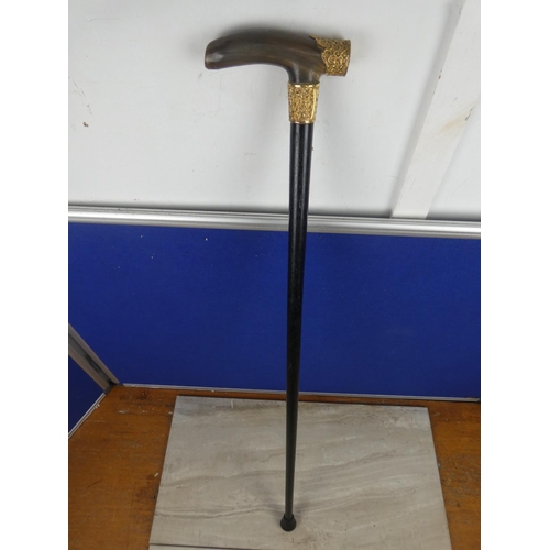 216 - A stunning antique ebony walking cane with horn handle and mounted collar and engraved plaque 'Prese... 