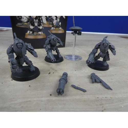 383 - A boxed Warhammer 40,000 T'Au Empire XV25 Stealth Battlesuits.