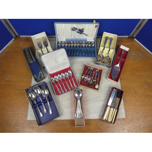 391 - A large lot of boxed vintage cutlery to include Vulcan stainless steel knives, Viners teaspoons and ... 