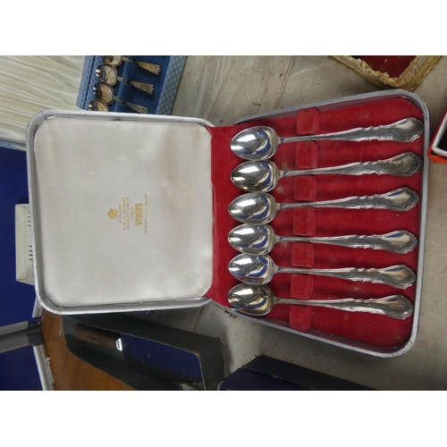 391 - A large lot of boxed vintage cutlery to include Vulcan stainless steel knives, Viners teaspoons and ... 